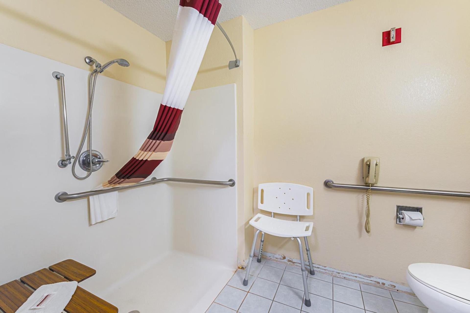 Red Roof Inn Auburn photo 36