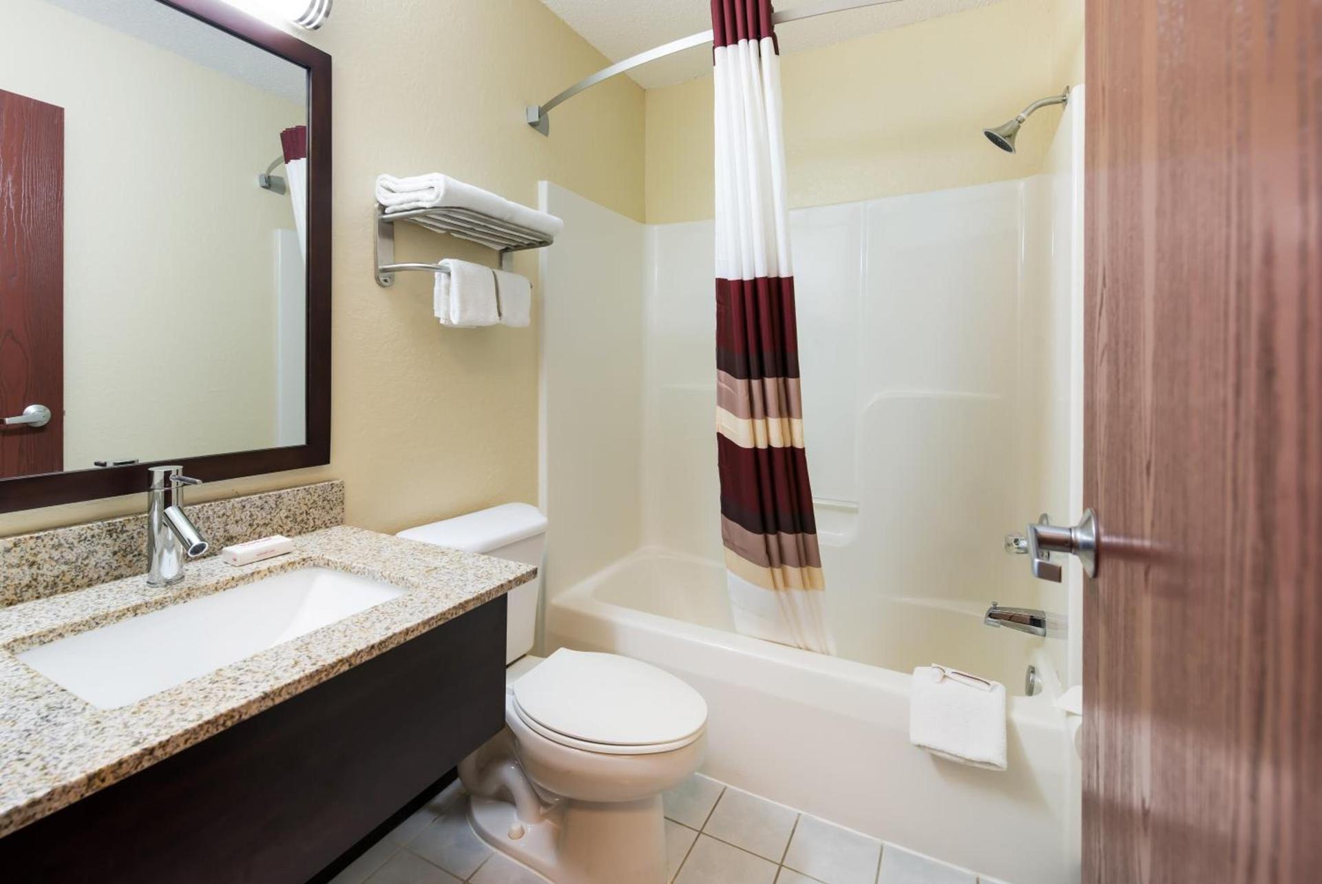 Red Roof Inn Auburn photo 33