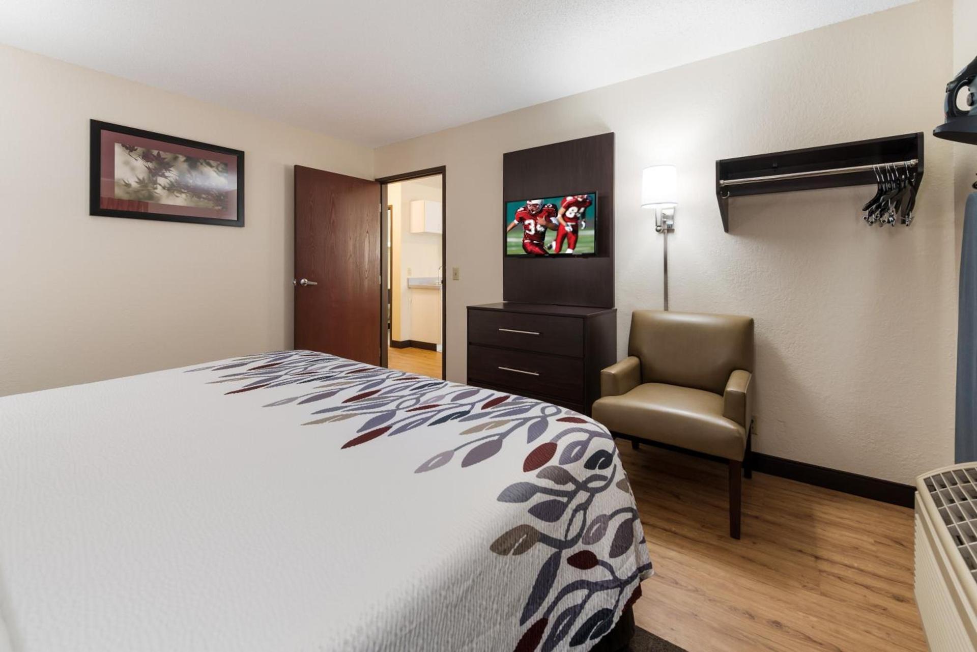 Red Roof Inn Auburn photo 23