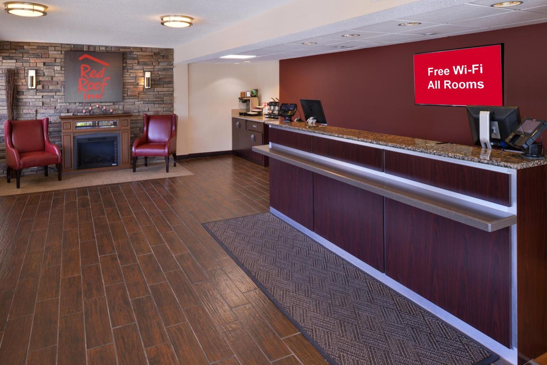 Super 8 by Wyndham Deerfield - Northbrook photo 18