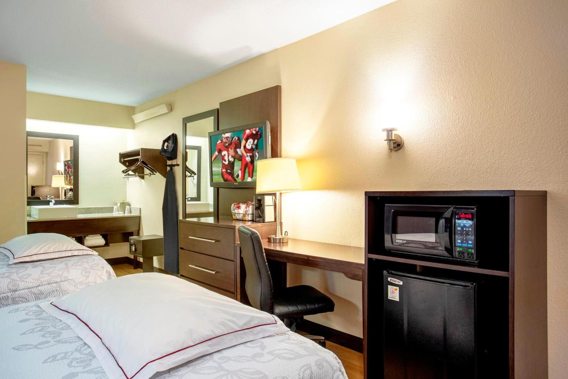 Red Roof Inn PLUS+ Secaucus - Meadowlands photo 17