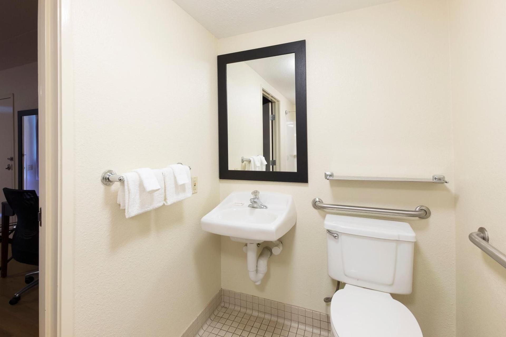 Red Roof Inn PLUS+ West Springfield photo 33