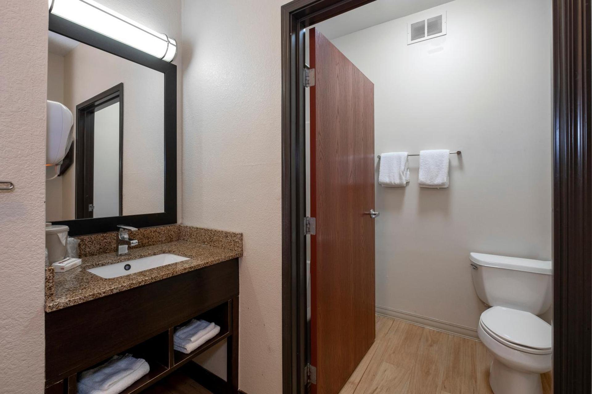 Red Roof Inn & Suites Dover Downtown photo 37