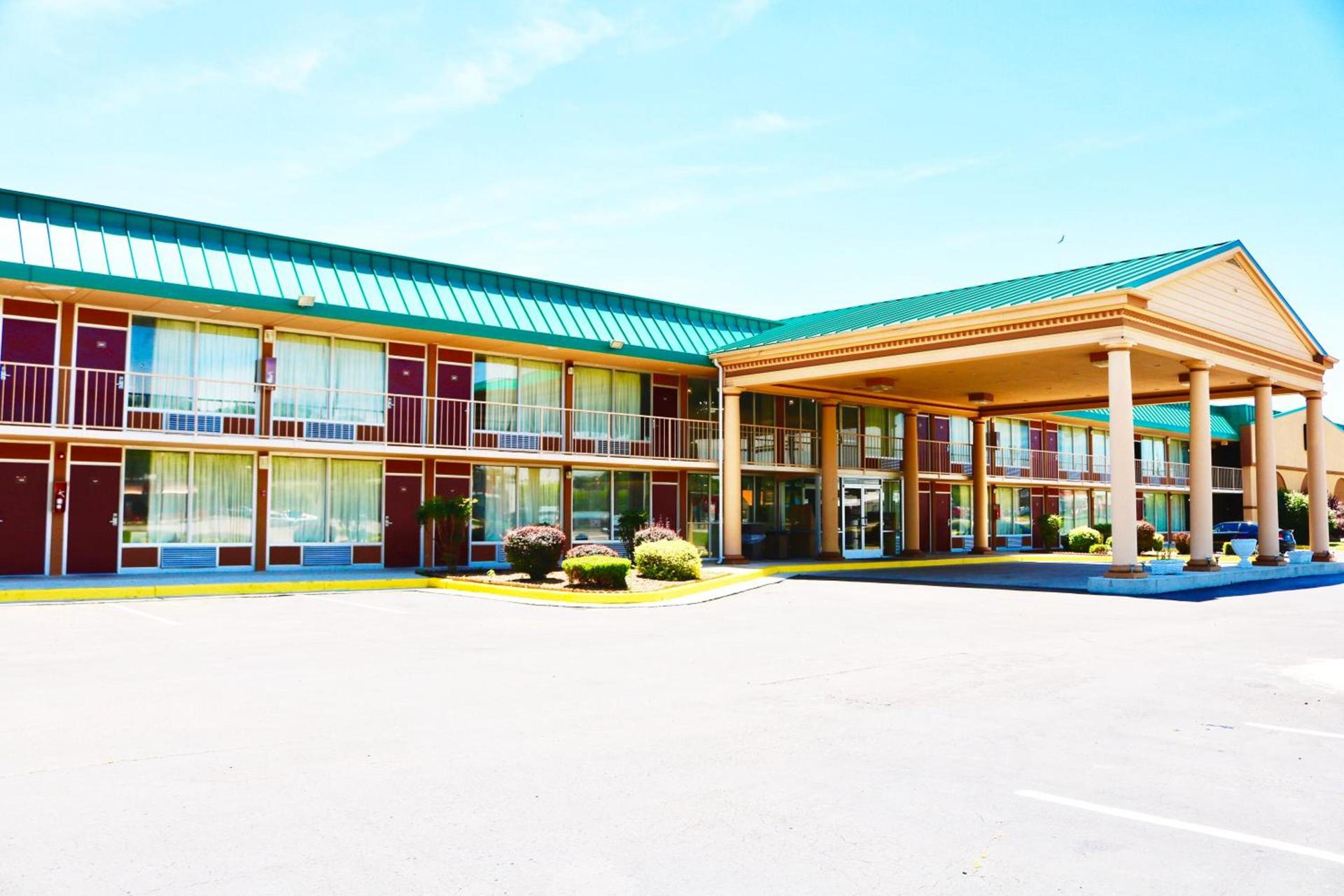 Red Roof Inn & Suites Cave City — hotel in Cave City