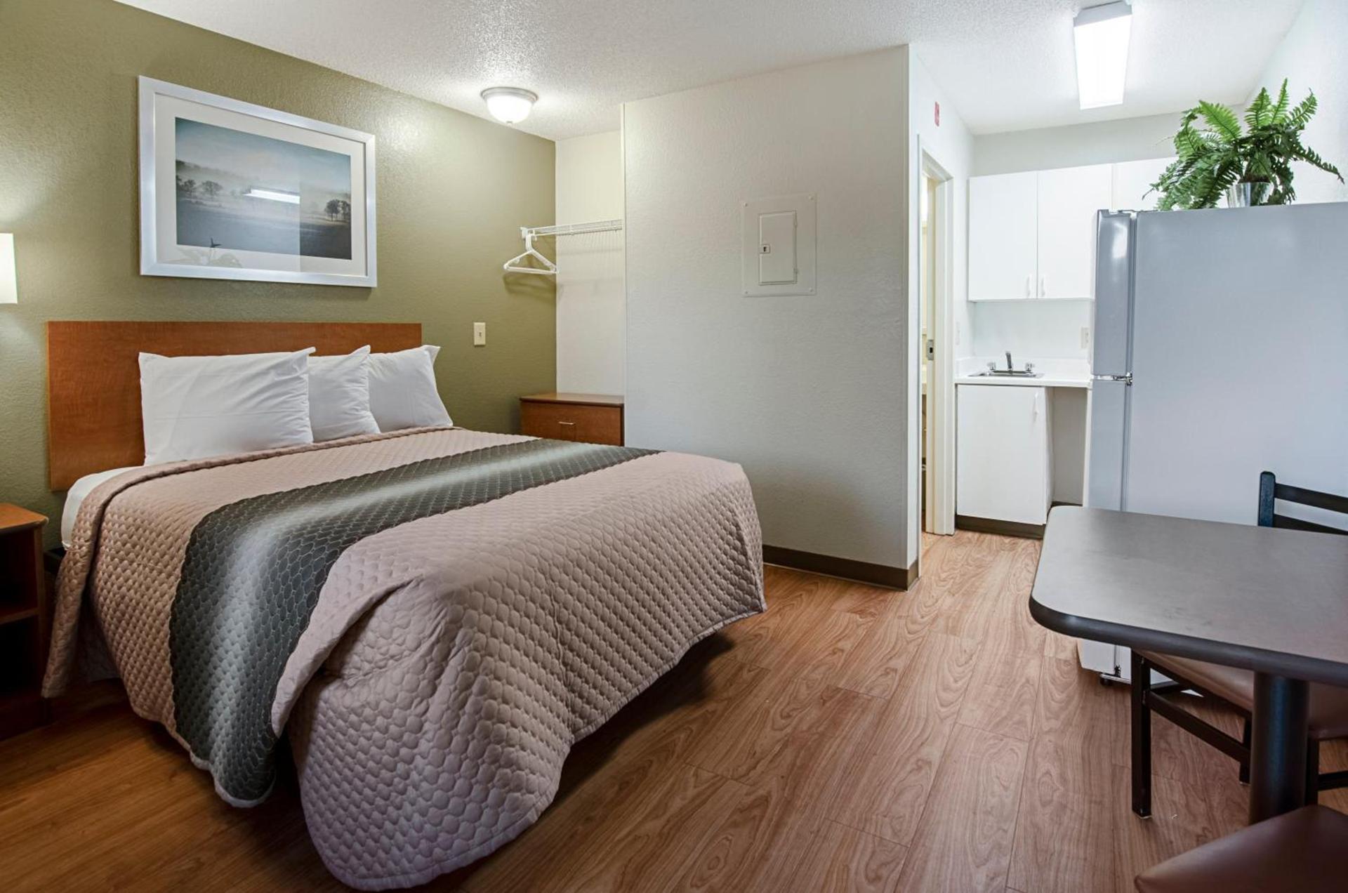 Suburban Studios Winston Salem-University Parkway photo 21