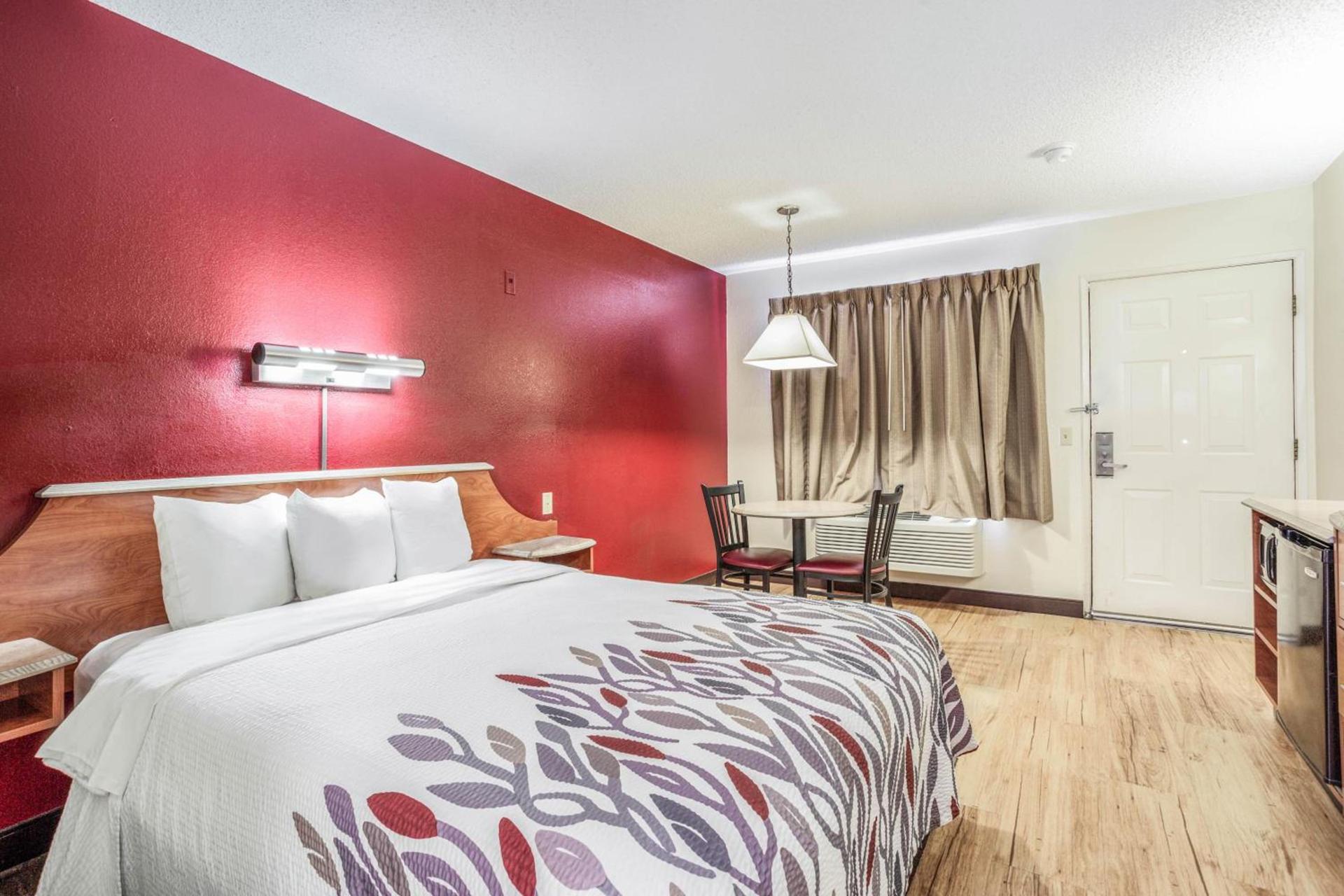Red Roof Inn Gallup photo 18