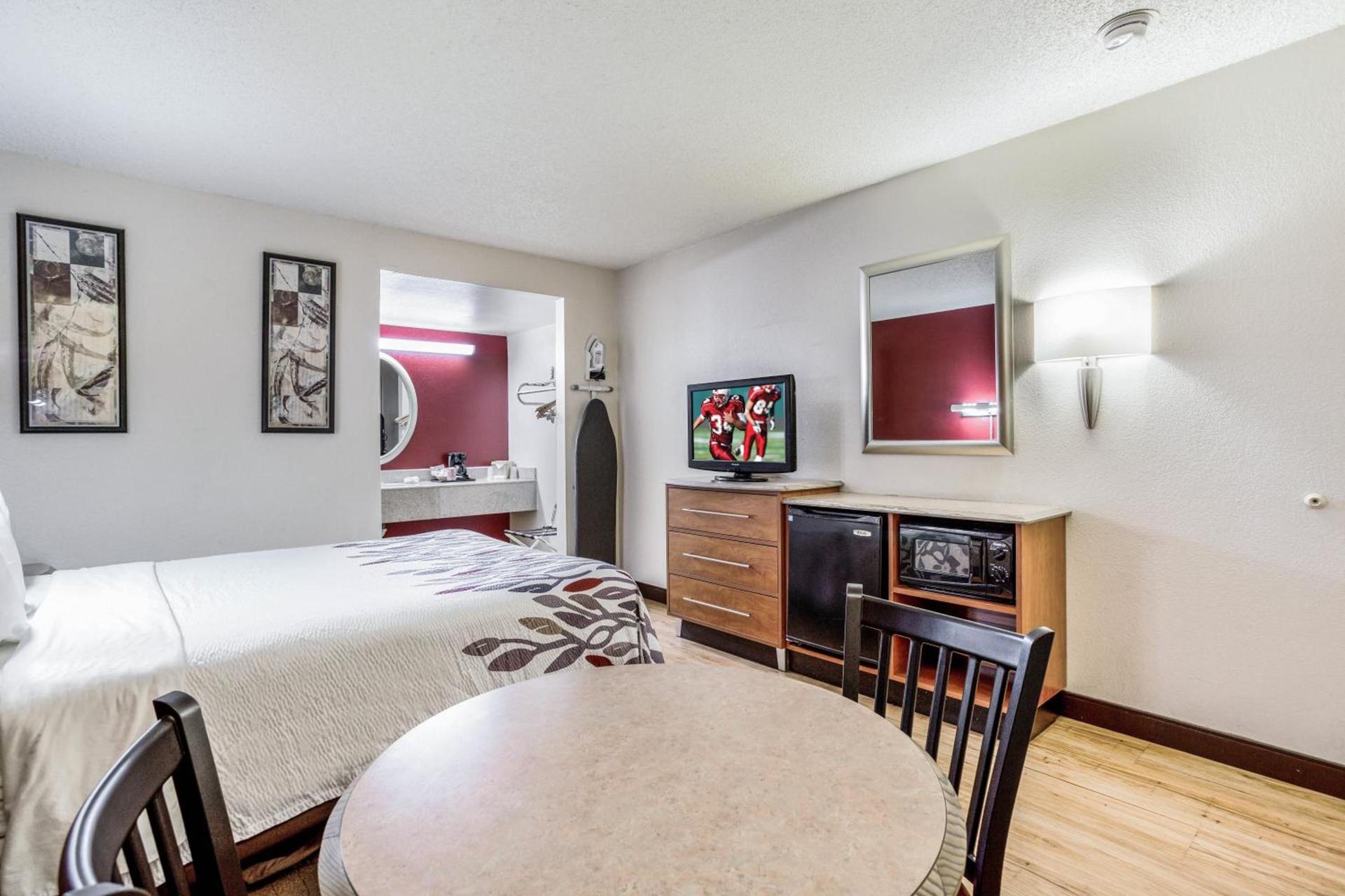 Red Roof Inn Gallup photo 19