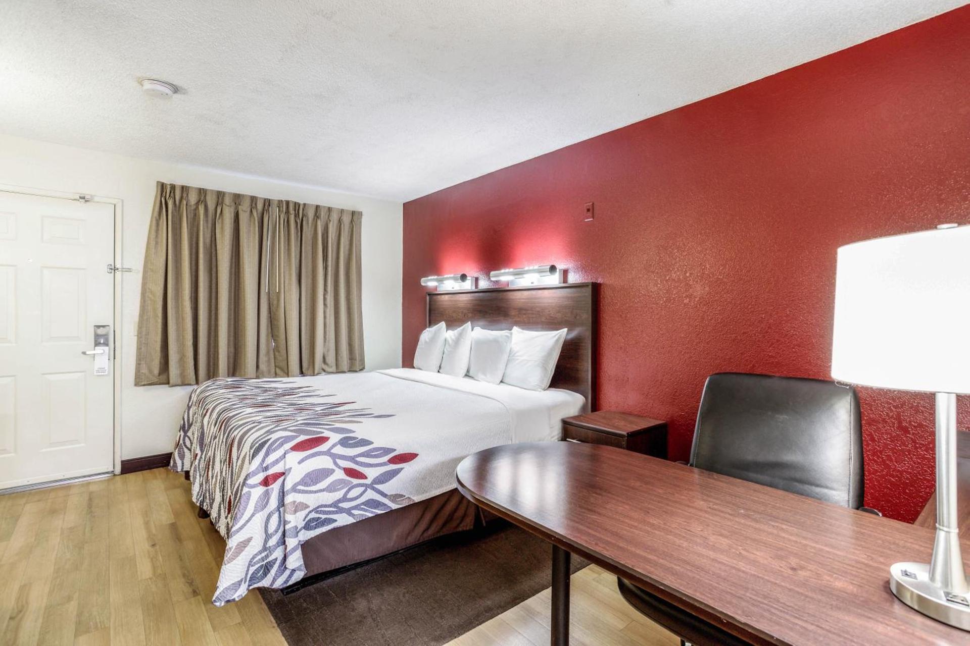 Red Roof Inn Gallup photo 13