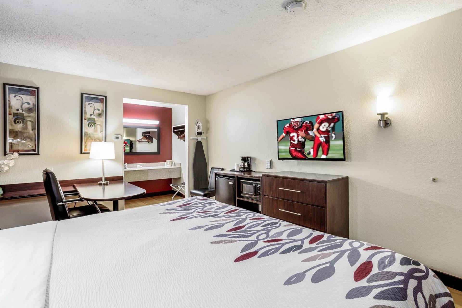 Red Roof Inn Gallup photo 14