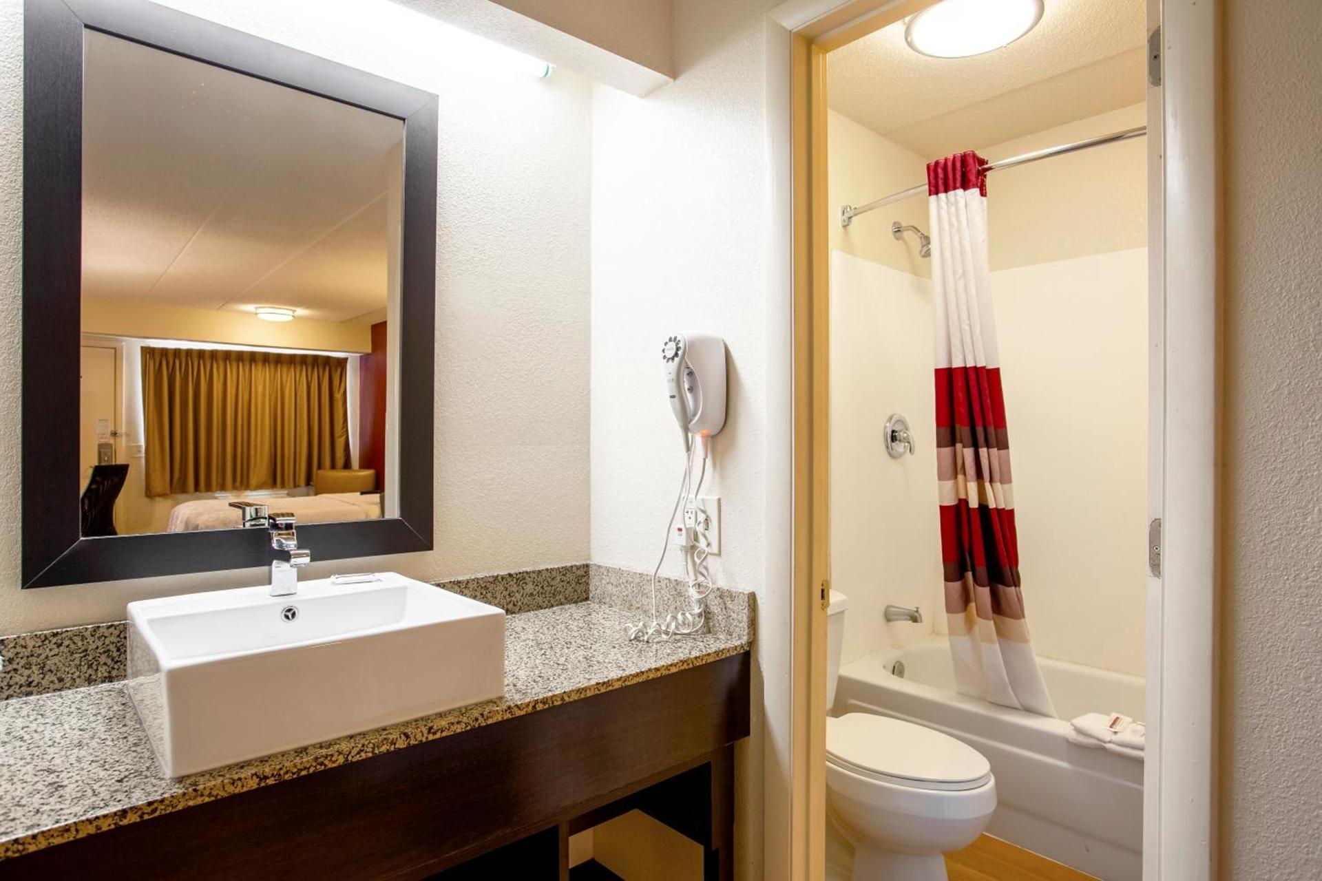Red Roof Inn PLUS+ Atlanta - Buckhead photo 24