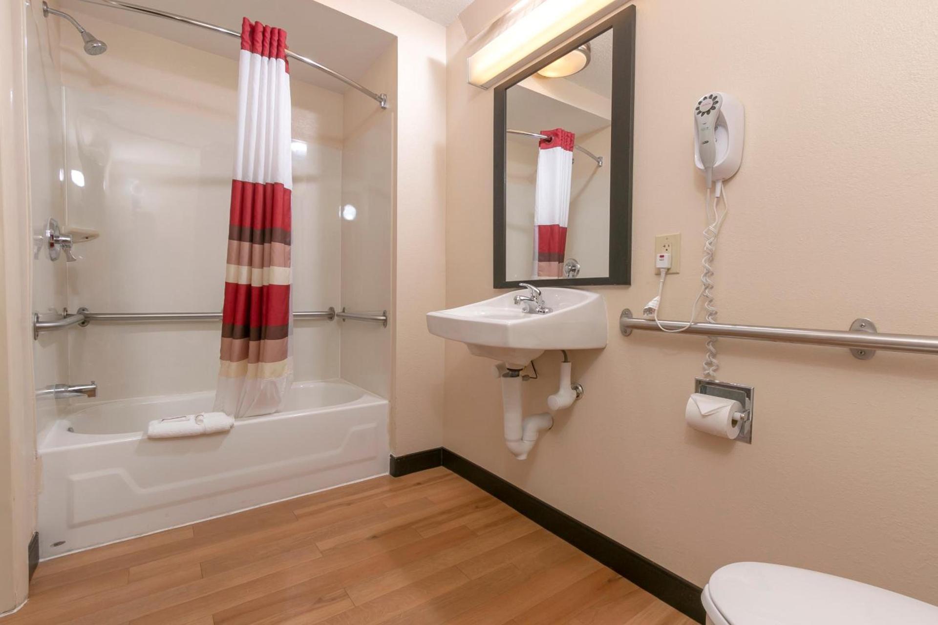 Red Roof Inn PLUS+ Atlanta - Buckhead photo 25