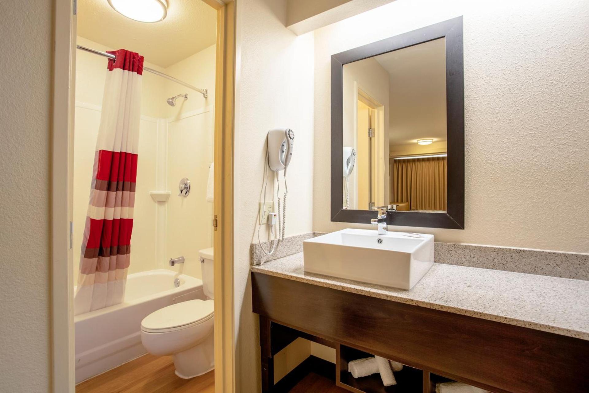 Red Roof Inn PLUS+ Atlanta - Buckhead photo 22