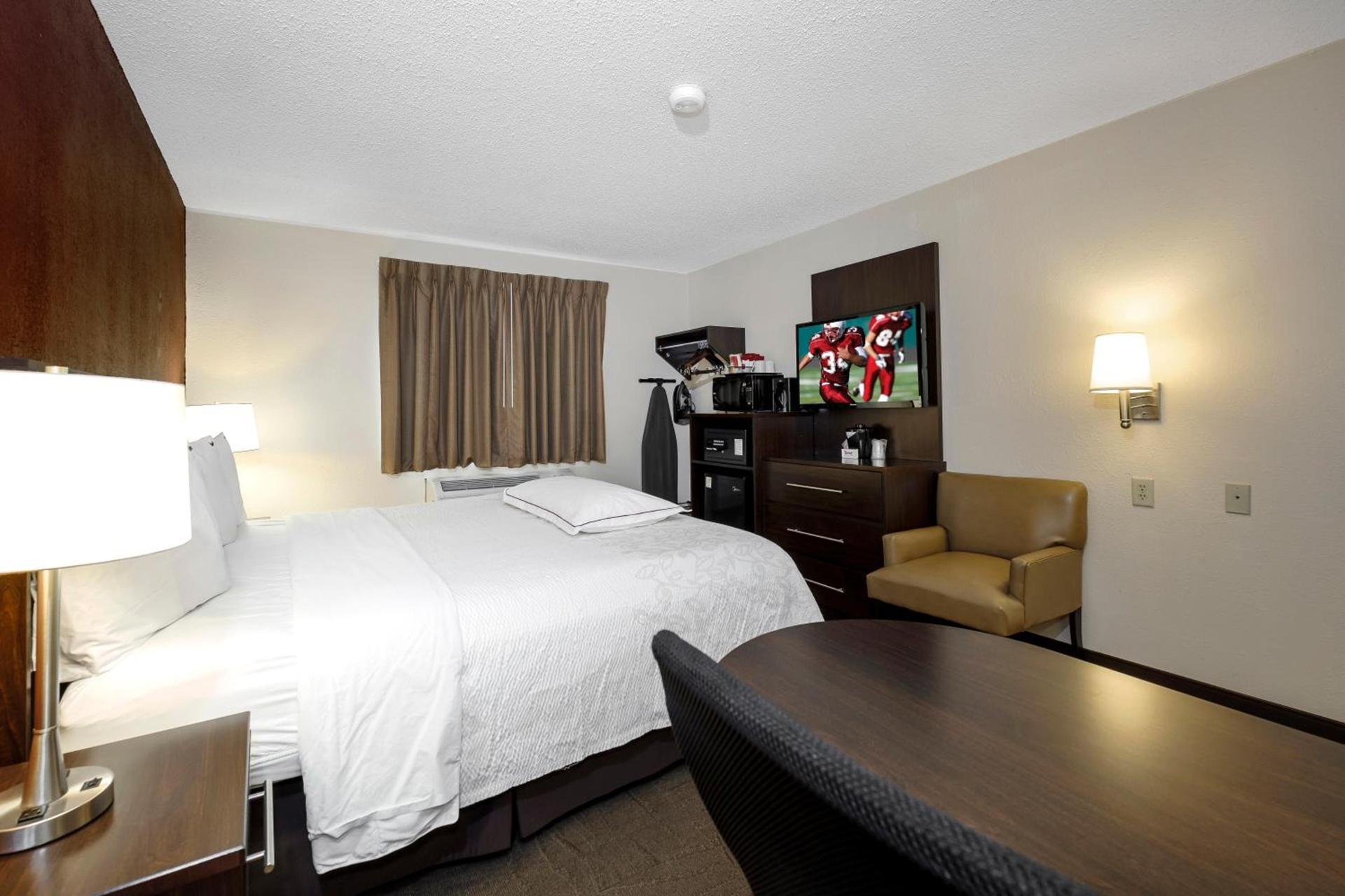 Red Roof Inn PLUS+ & Suites Malone photo 9