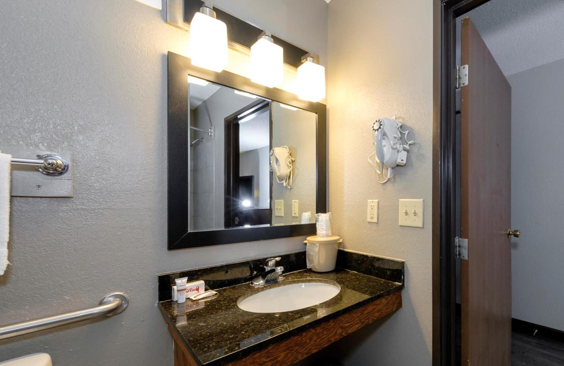 Red Roof Inn Culpeper photo 34