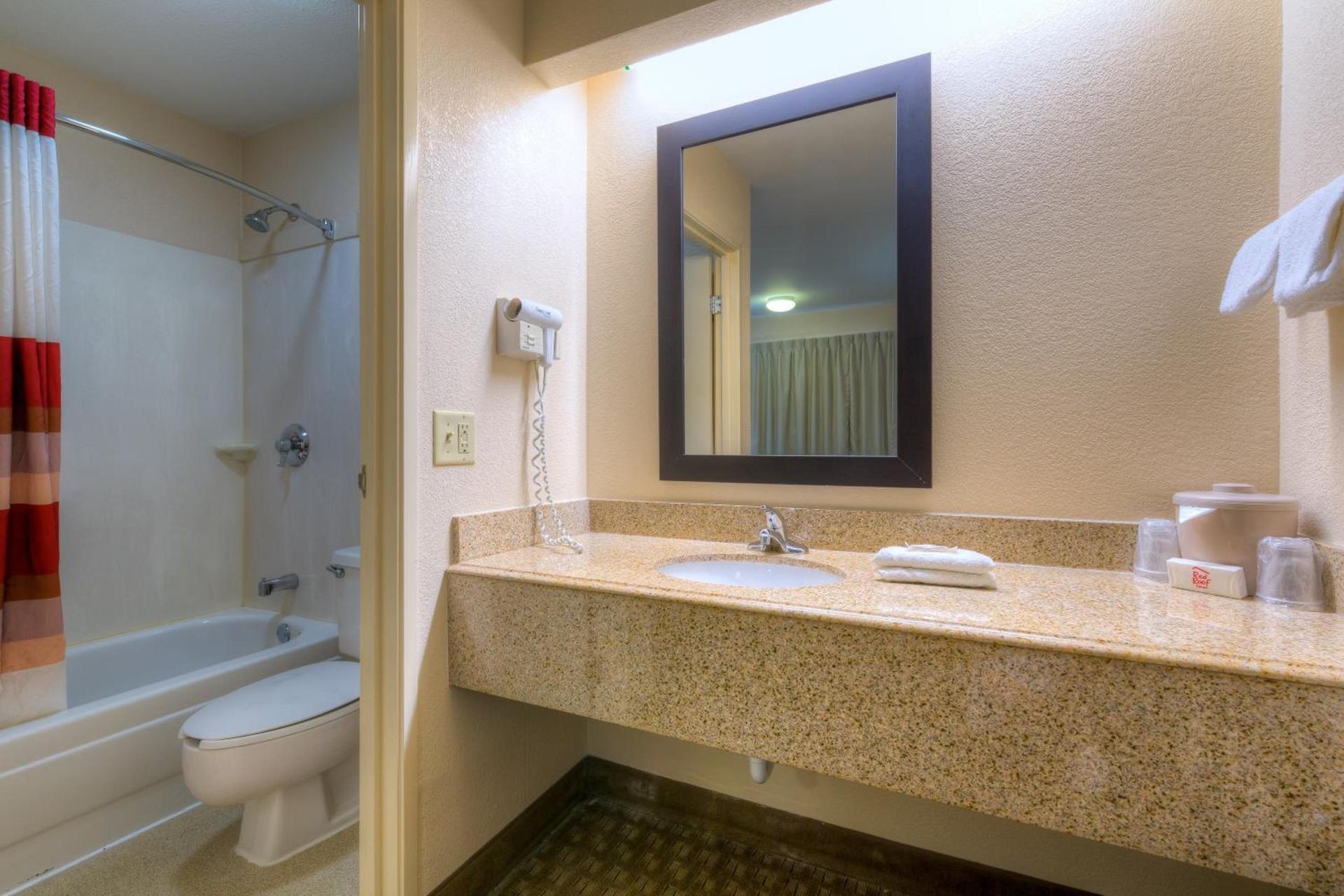 Red Roof Inn Memphis East photo 23