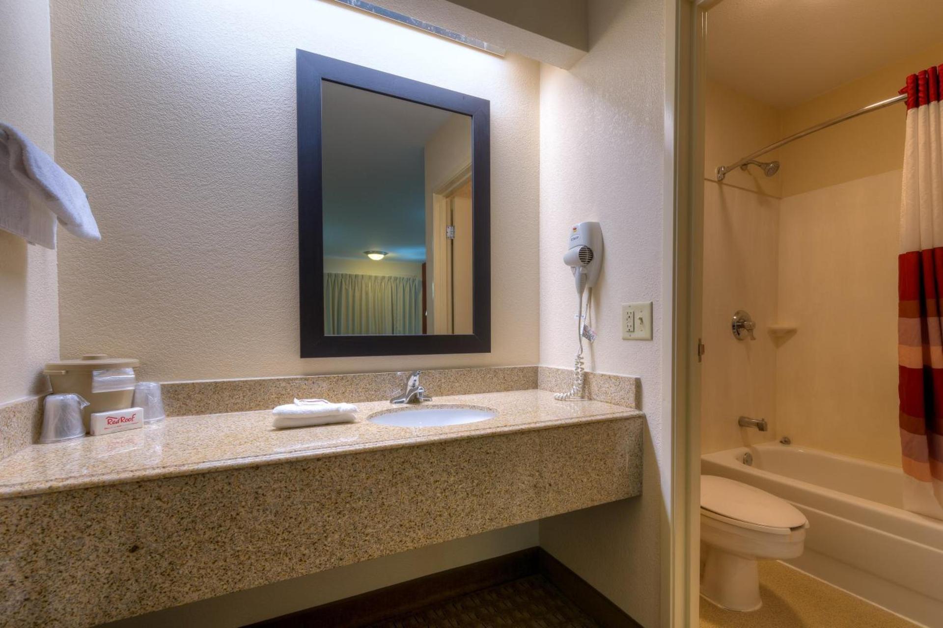 Red Roof Inn Memphis East photo 22