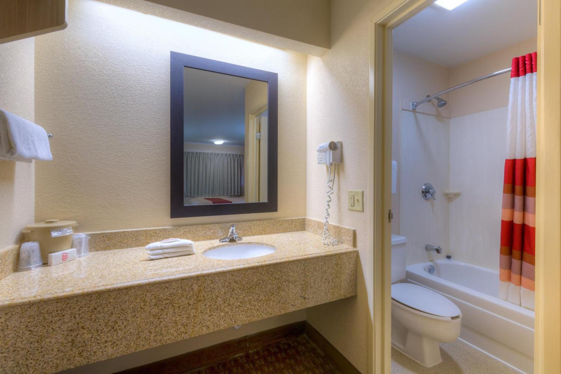 Red Roof Inn Memphis East photo 24