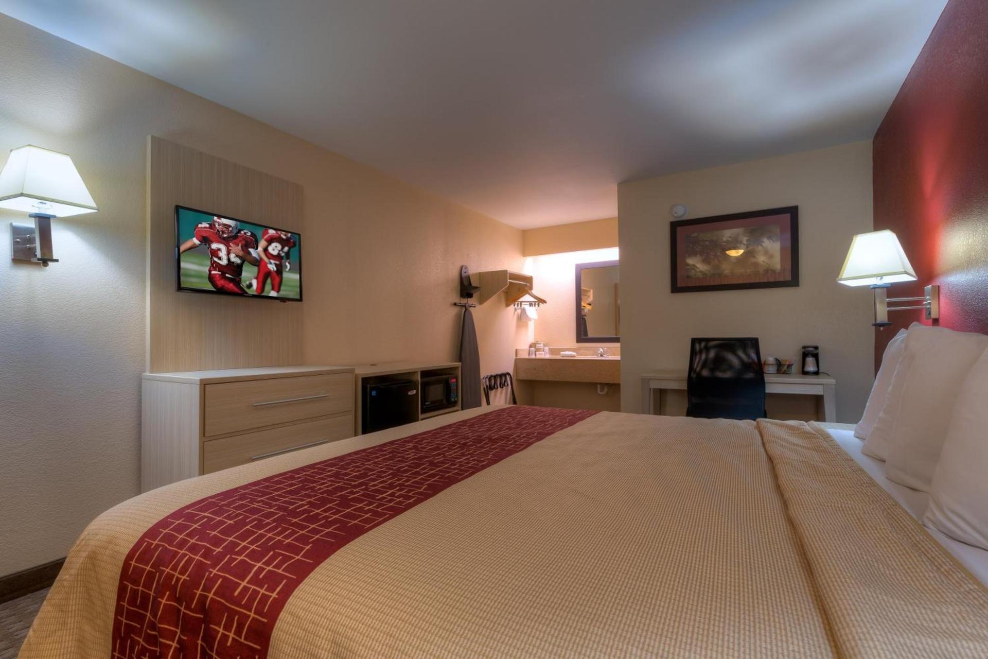 Red Roof Inn Memphis East photo 13
