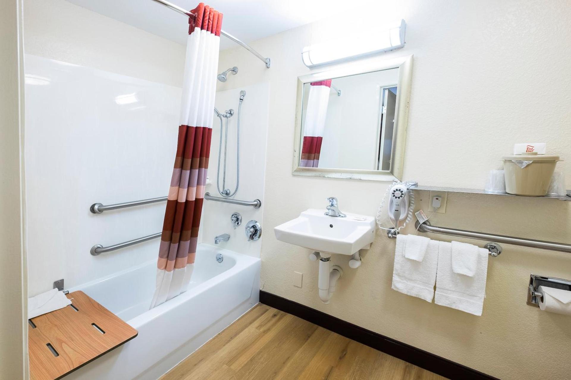 Red Roof Inn Toledo University photo 23