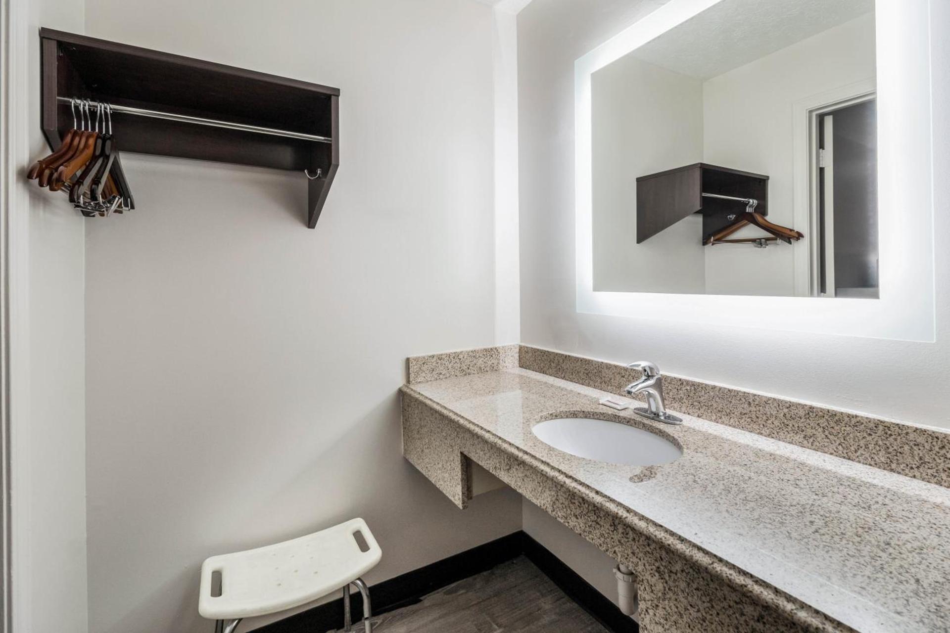 Red Roof Inn Cadiz photo 27