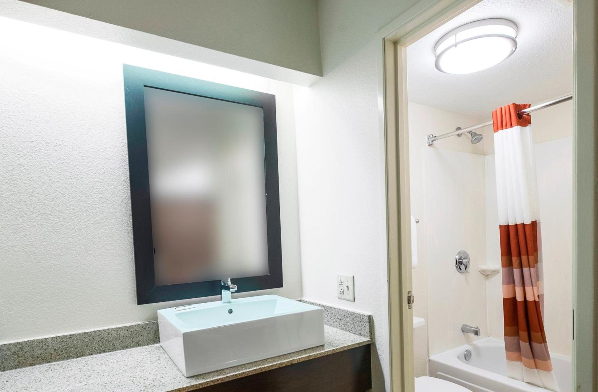 Red Roof Inn Toledo University photo 21