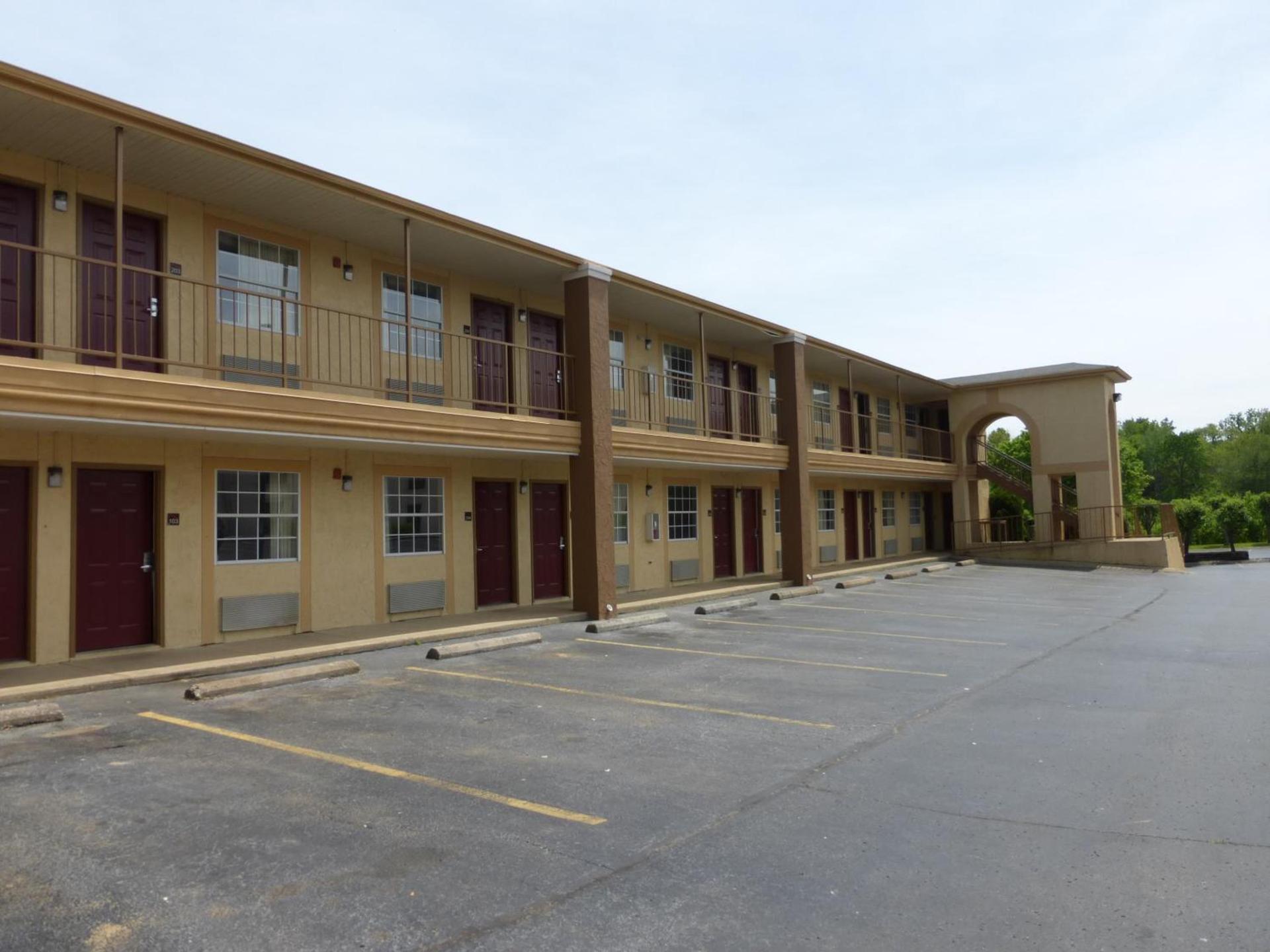 Red Roof Inn Columbia, TN photo 2