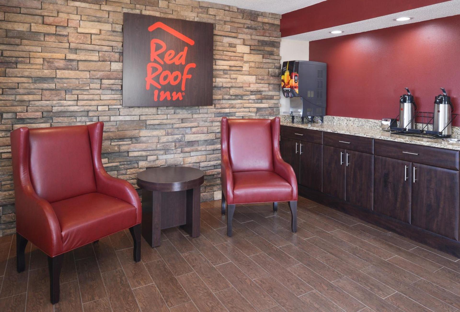 Red Roof Inn Champaign - University photo 2