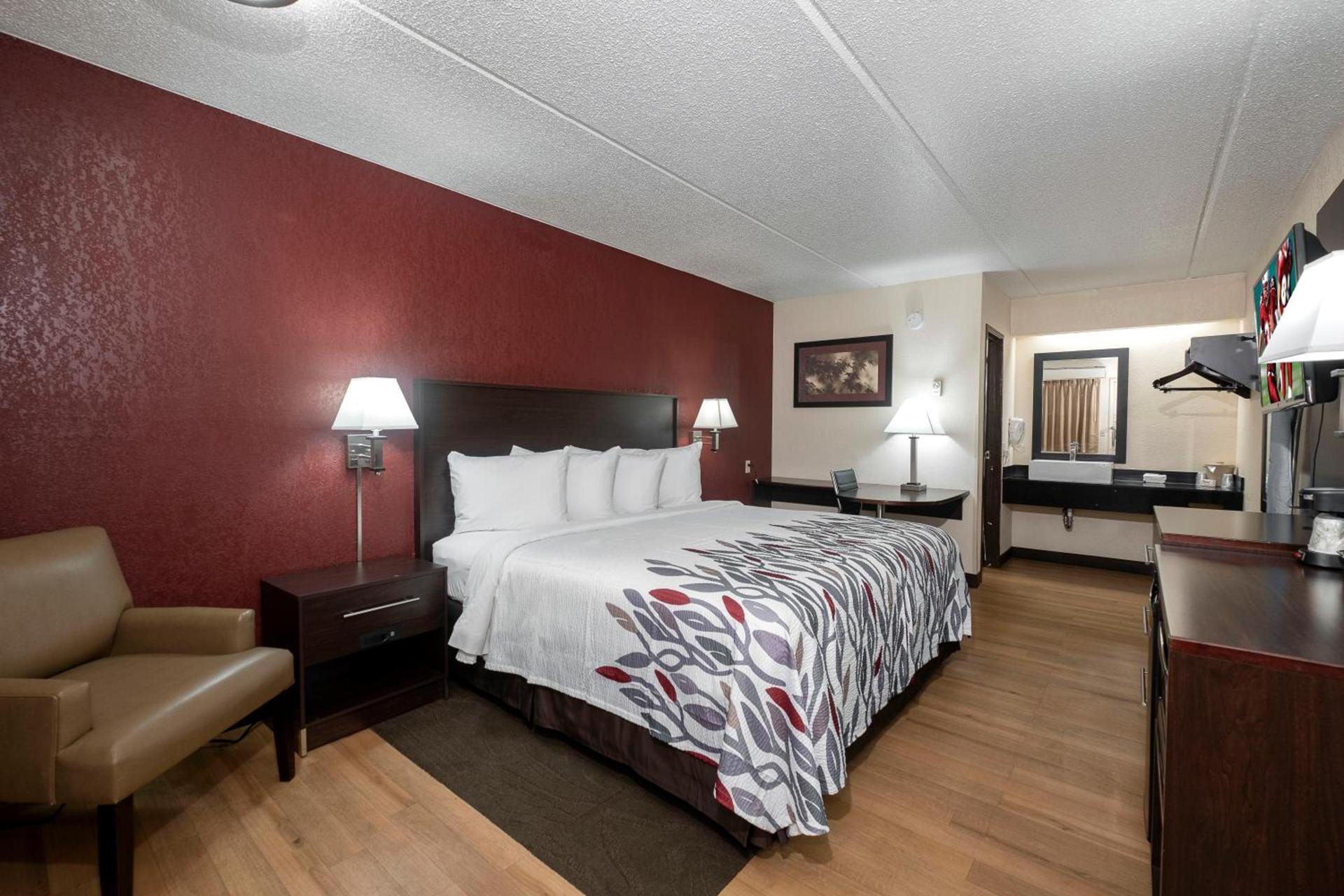 Red Roof Inn Champaign - University photo 8
