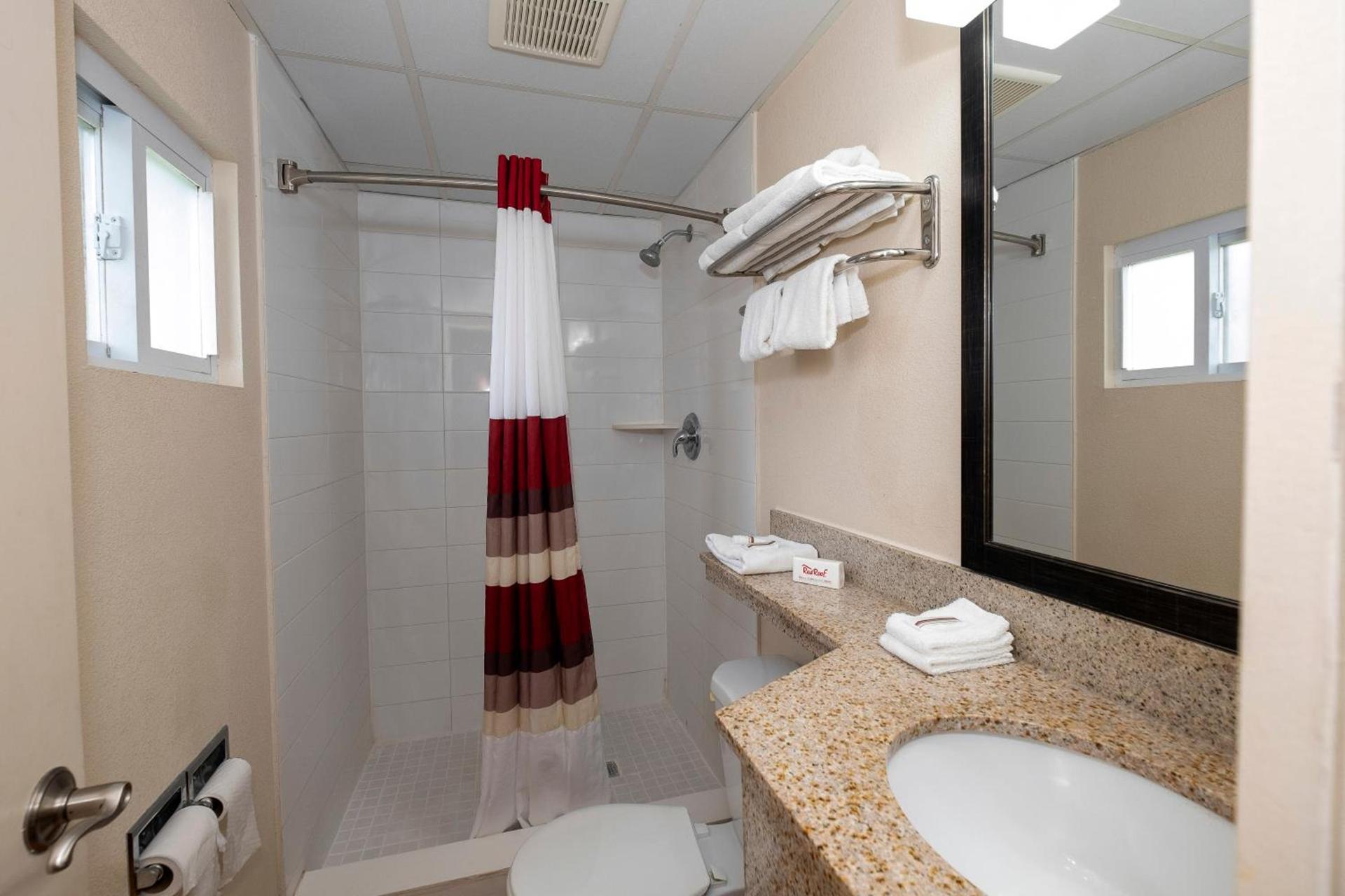 Red Roof Inn Neptune - Jersey Shore photo 35