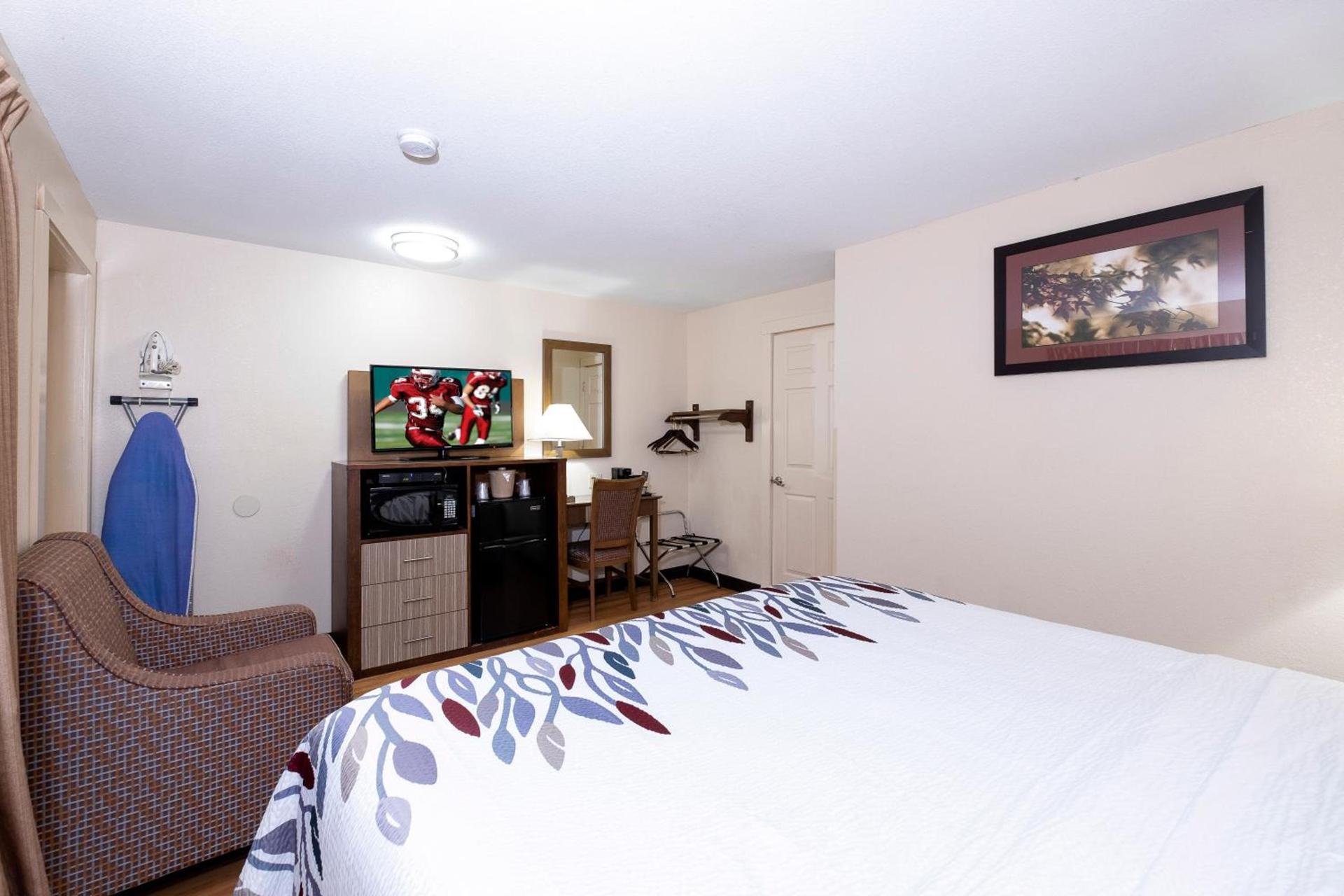 Red Roof Inn Neptune - Jersey Shore photo 16