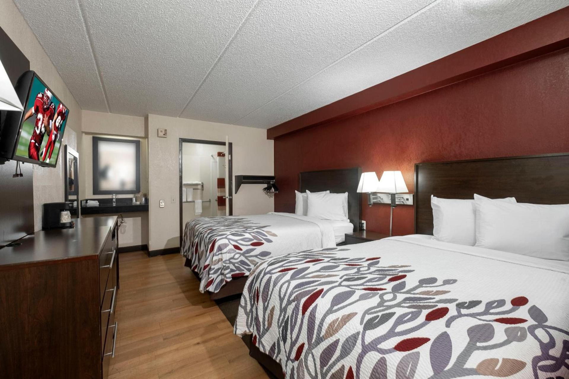 Red Roof Inn Champaign - University photo 11