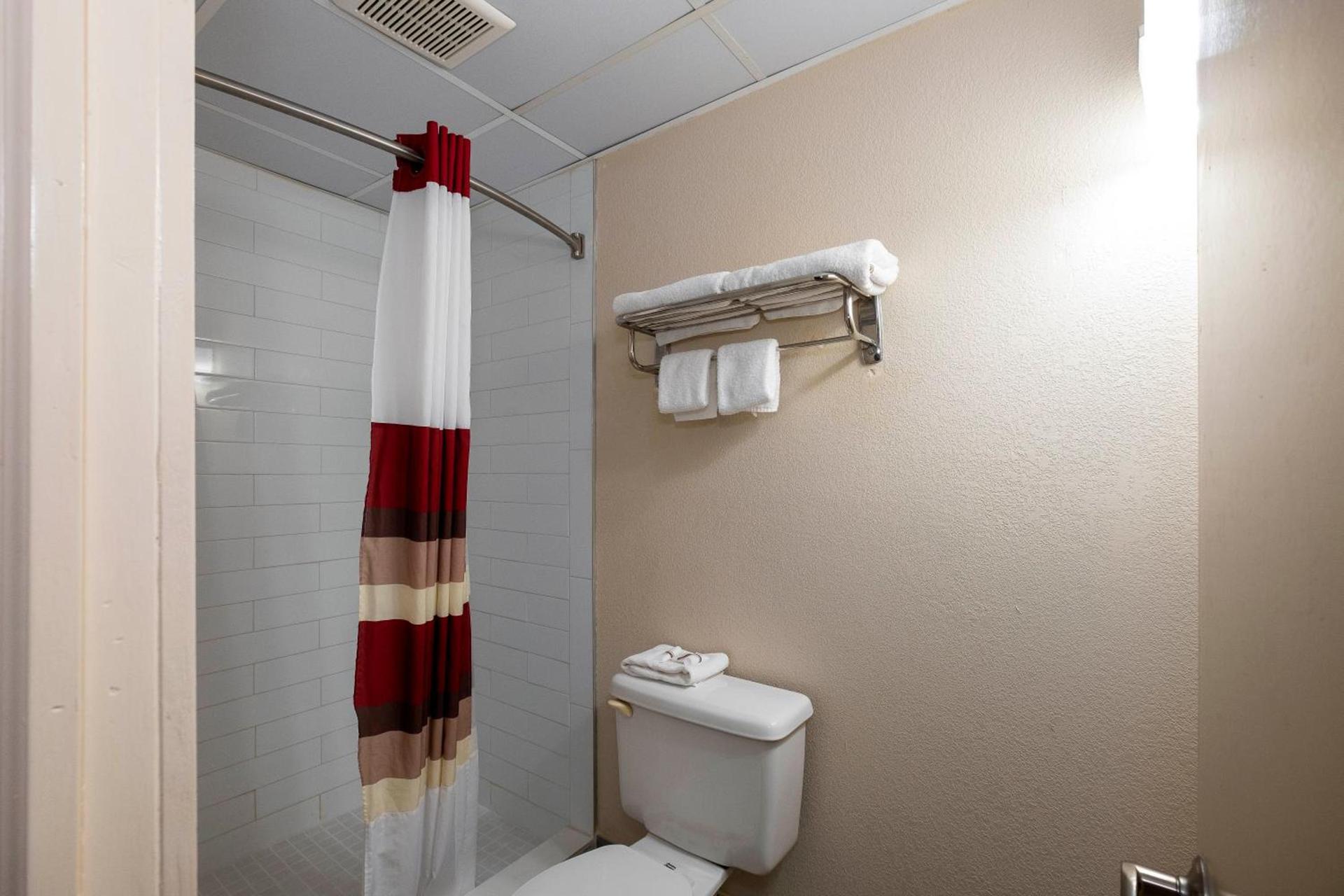 Red Roof Inn Neptune - Jersey Shore photo 34