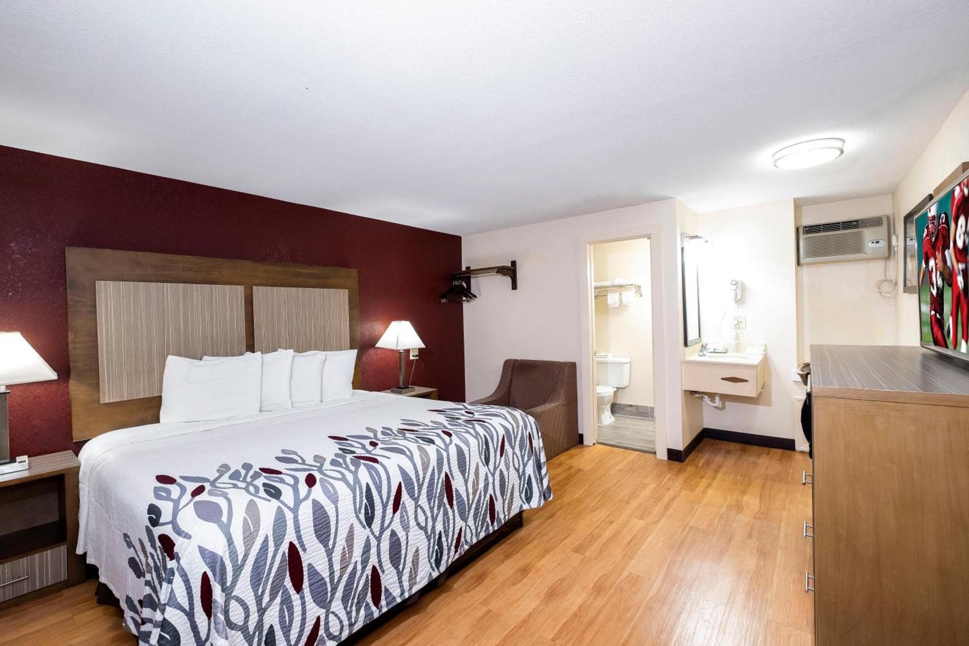 Red Roof Inn Neptune - Jersey Shore photo 13