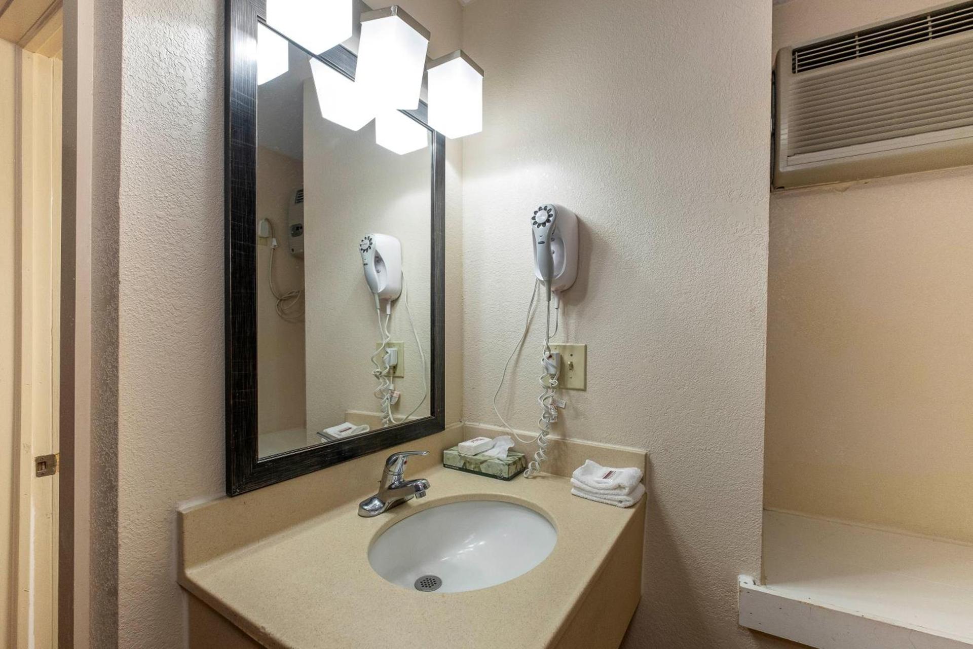Red Roof Inn Neptune - Jersey Shore photo 32