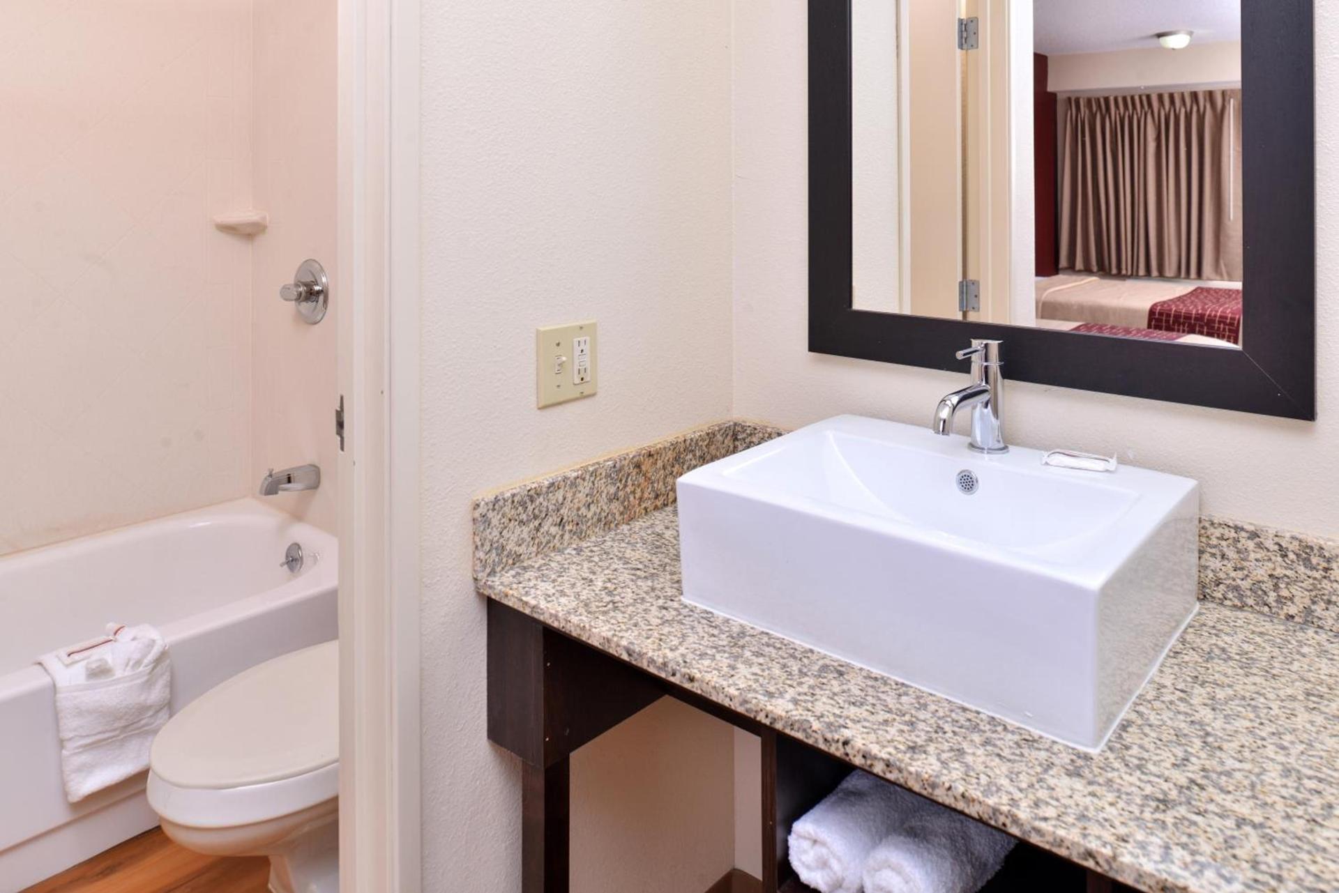 Red Roof Inn Champaign - University photo 23