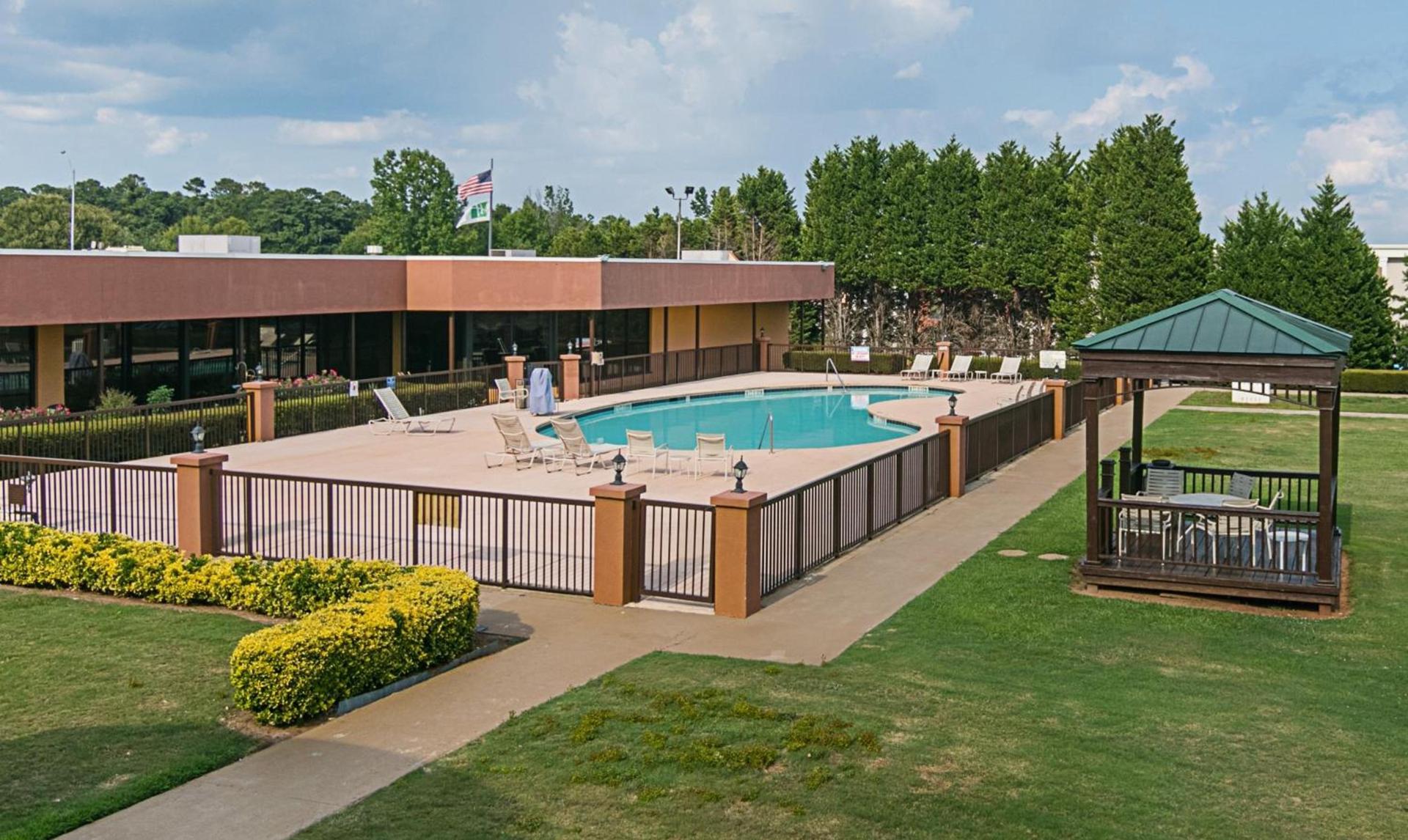 Red Roof Inn Forsyth photo 12