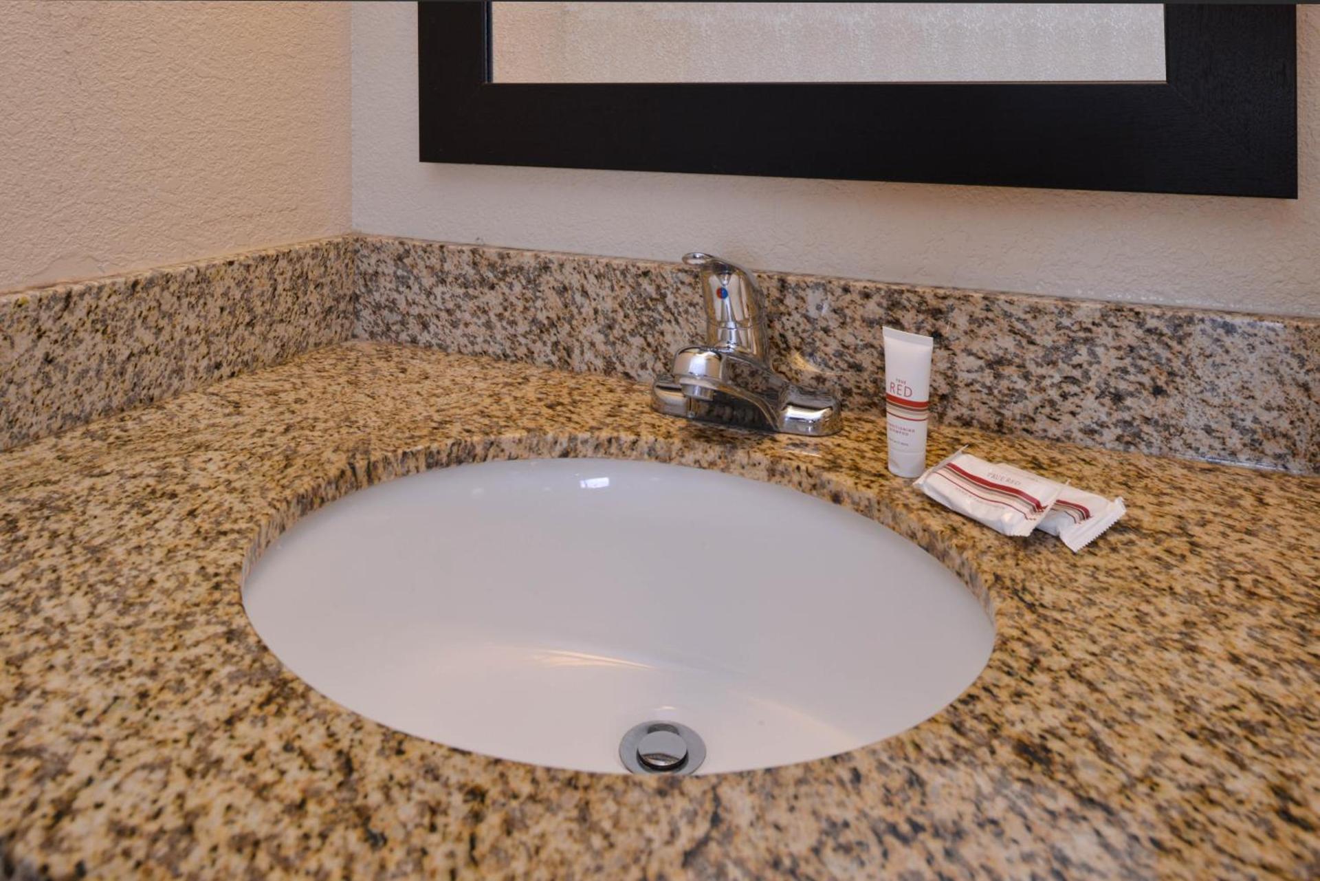 Red Roof Inn Champaign - University photo 24