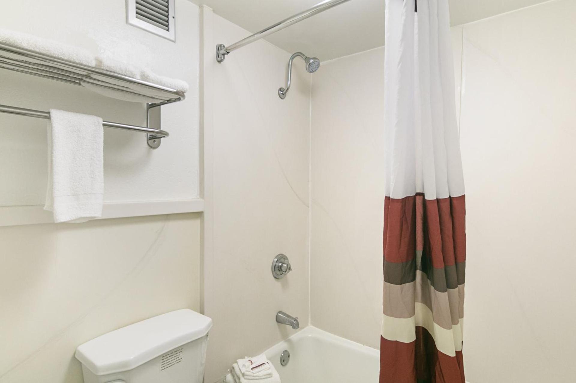 Red Roof Inn Forsyth photo 25
