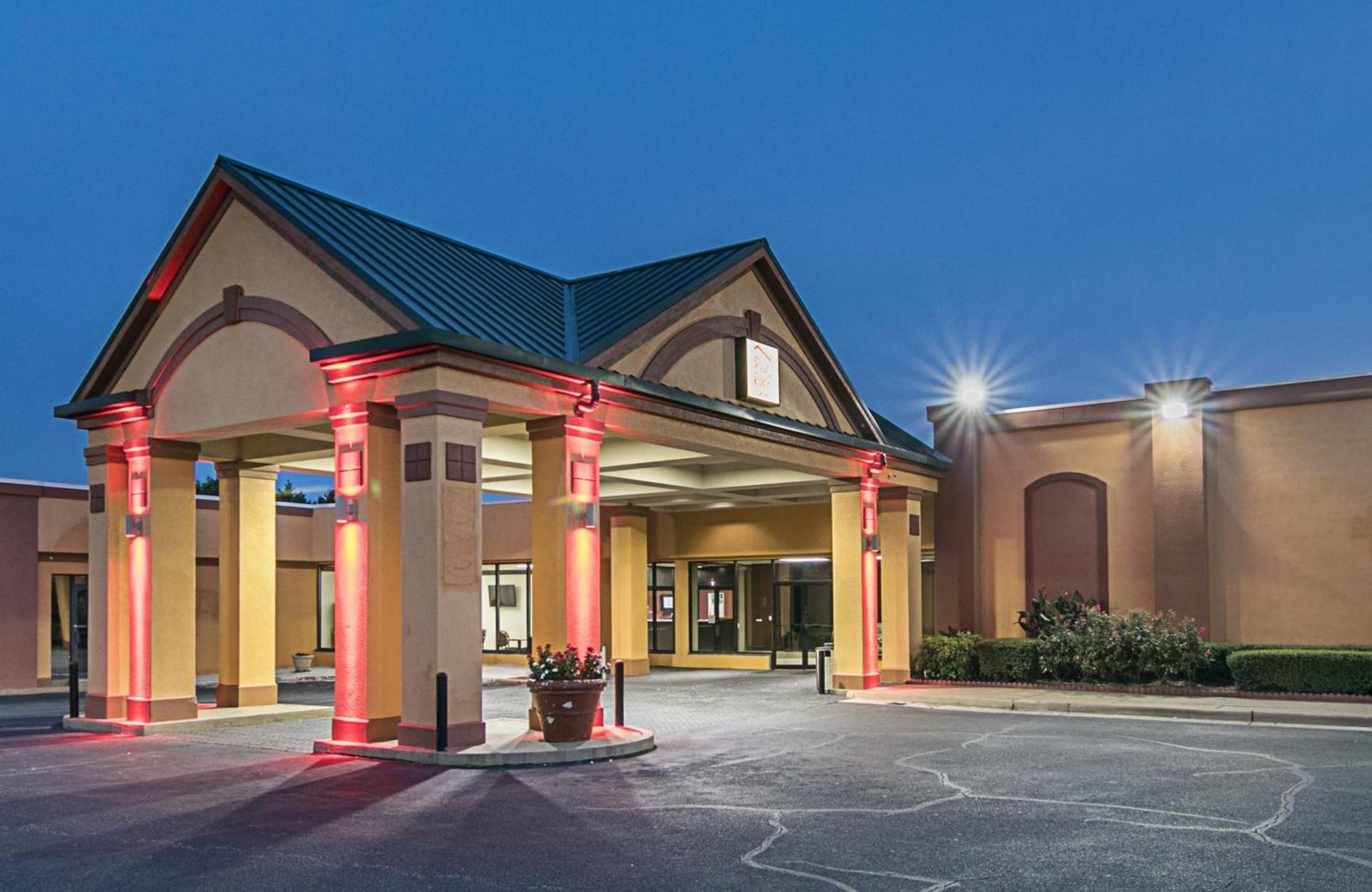 Red Roof Inn Forsyth photo 5