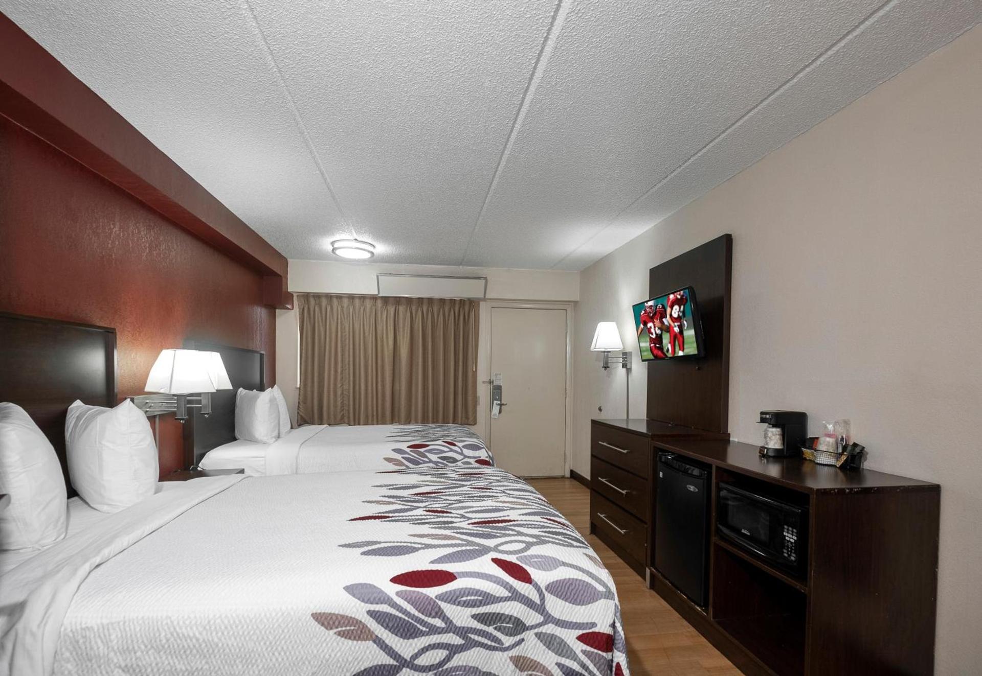 Red Roof Inn Champaign - University photo 16