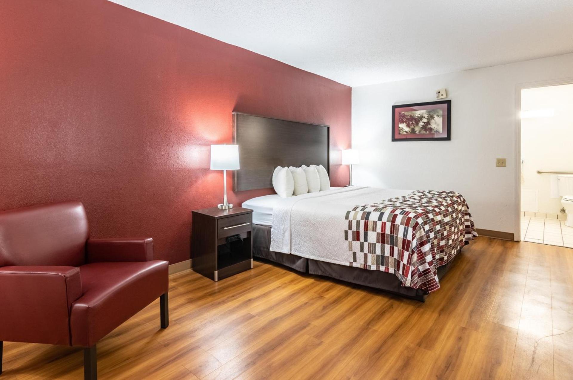 Red Roof Inn Forsyth photo 15