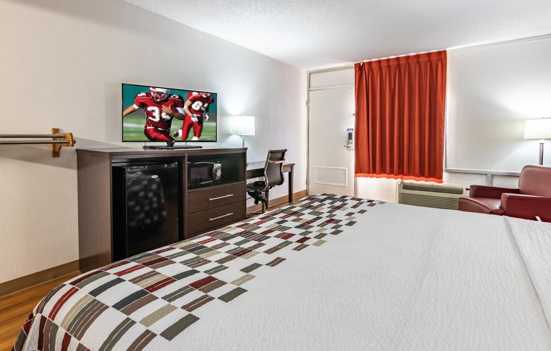 Red Roof Inn Forsyth photo 16