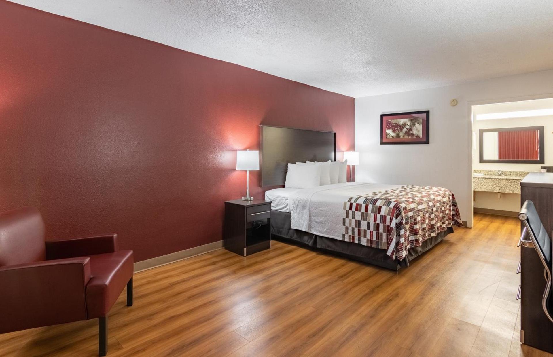 Red Roof Inn Forsyth photo 13