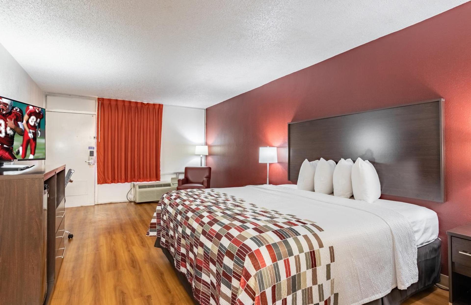 Red Roof Inn Forsyth photo 14