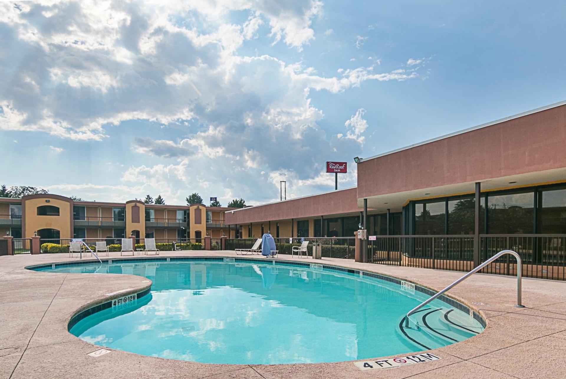 Red Roof Inn Forsyth photo 10