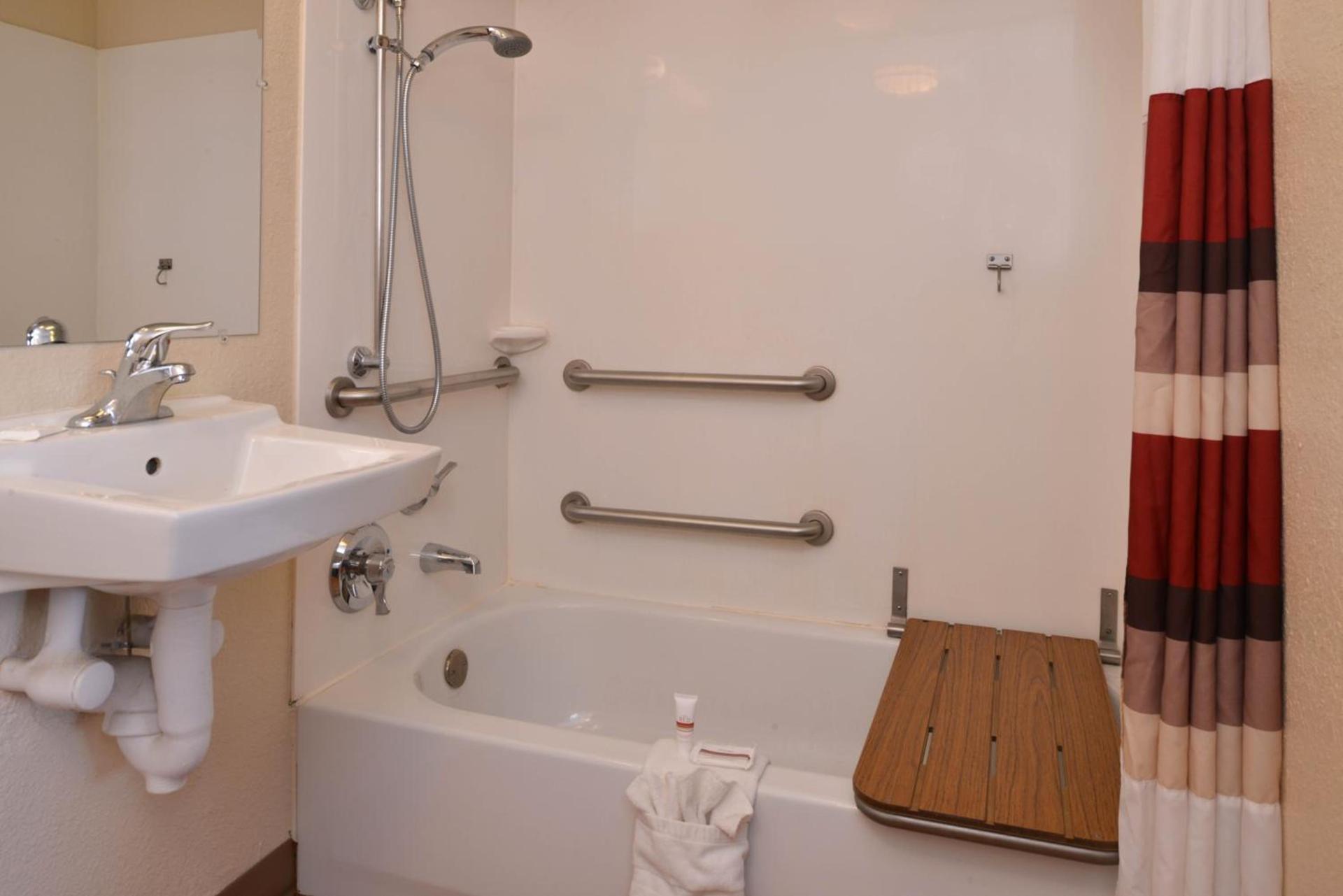 Red Roof Inn Champaign - University photo 25