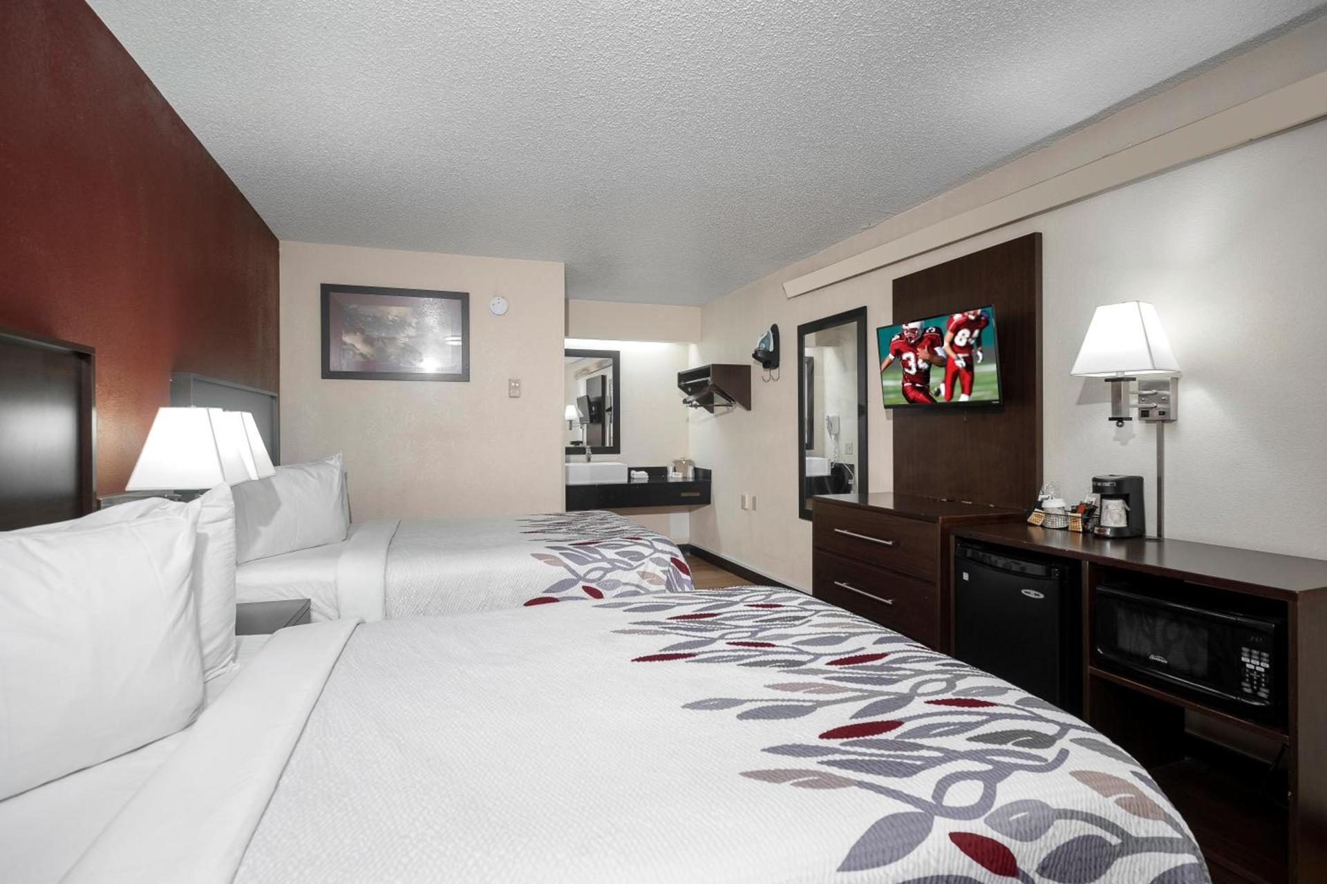 Red Roof Inn Champaign - University photo 14