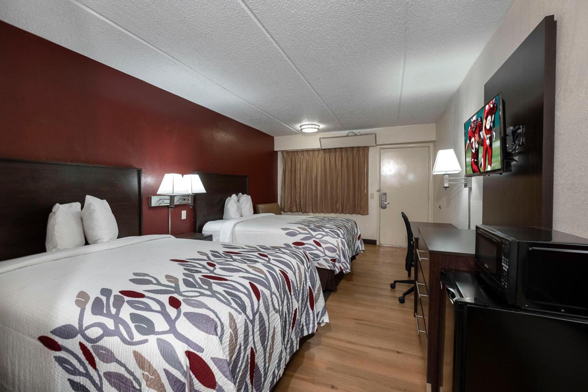 Red Roof Inn Champaign - University photo 13