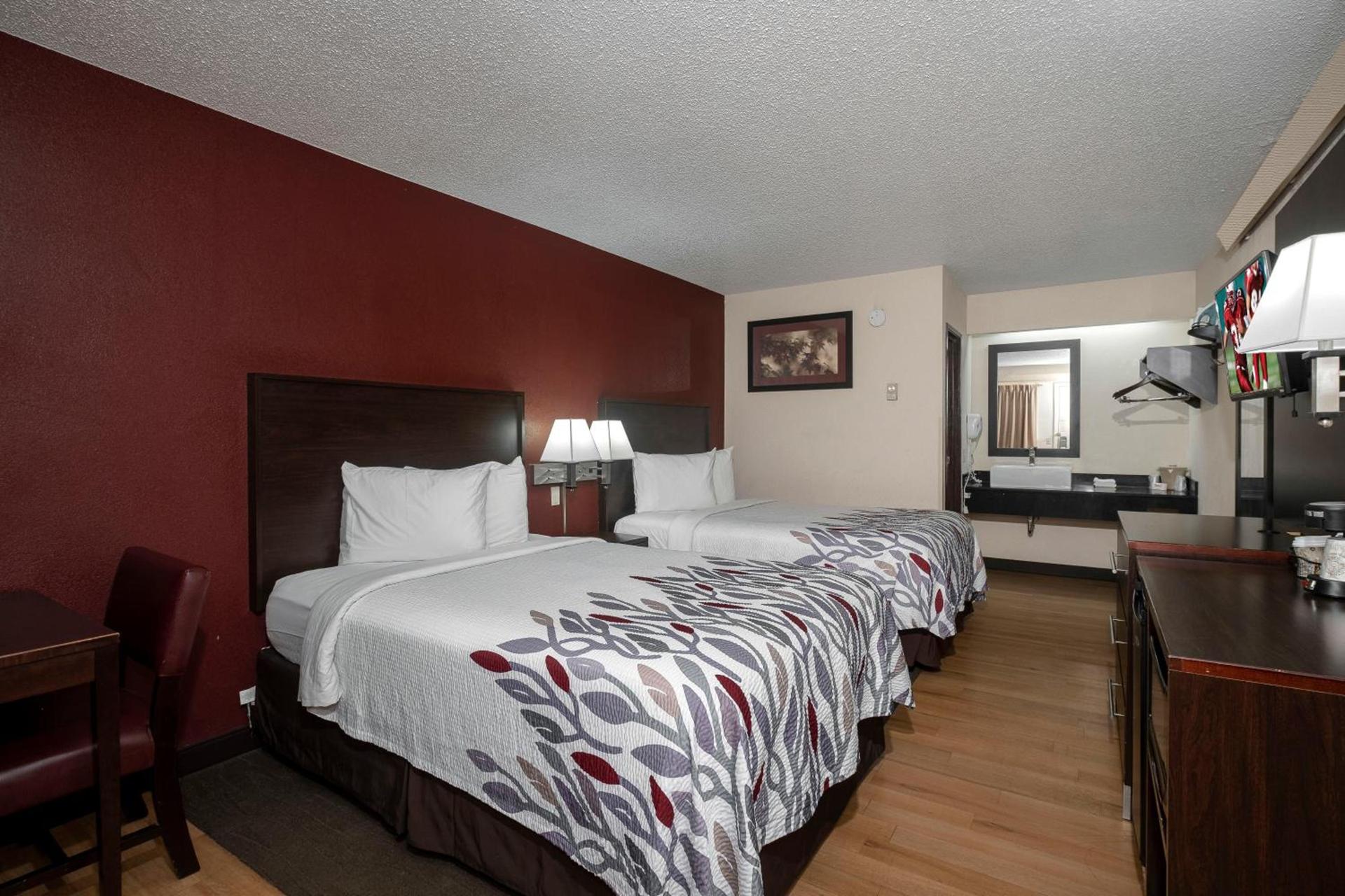 Red Roof Inn Champaign - University photo 12