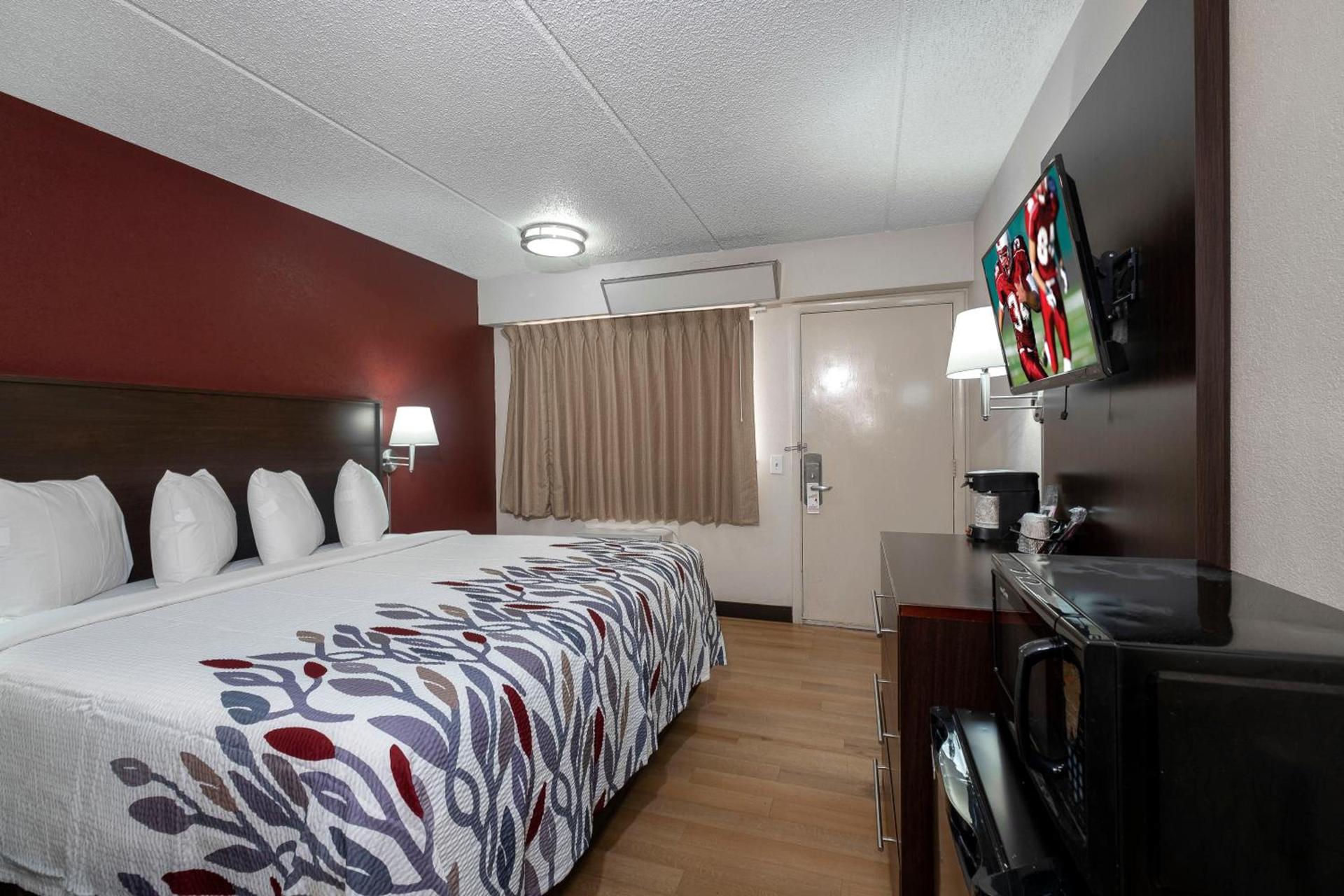 Red Roof Inn Champaign - University photo 18